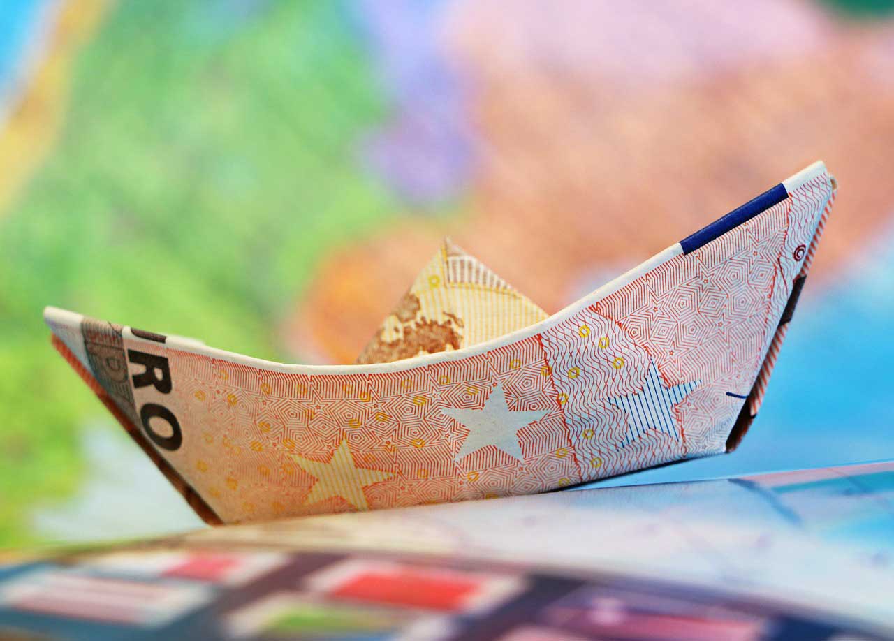 Euro no euro: barchetta fatta con banconota euro. Come a dire, siamo tutti sulla stessa barca