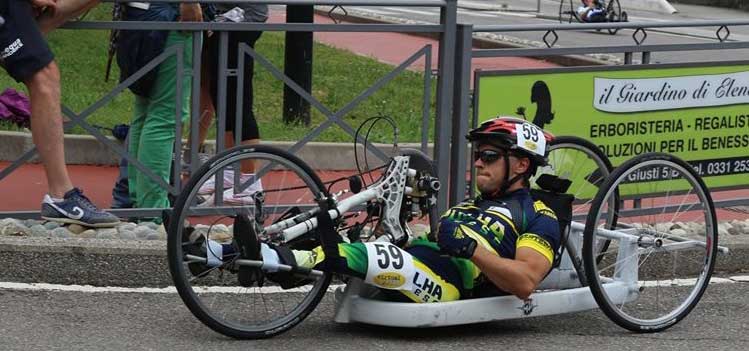La storia di Paolo Lucarelli, che ha l’ambizioso obiettivo di partecipare alle Paralimpiadi sulla sua handbike da professionista. Per riuscirci cerca uno sponsor che lo accompagni nella sua sfida.