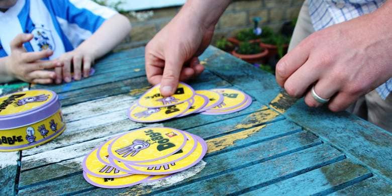Dobble: istruzioni di un gioco di carte per grandi e bambini