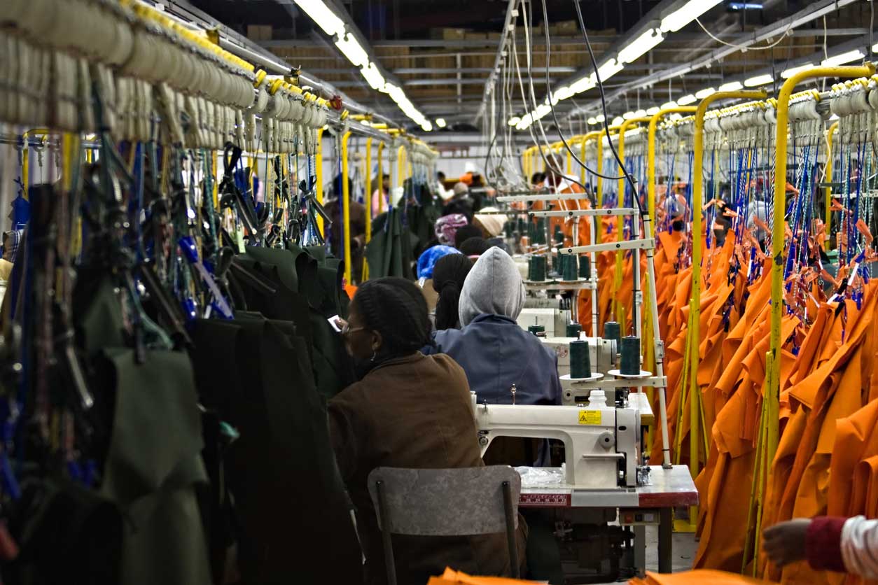 fast fashion inquinamento - fabbrica di produzione vestiti